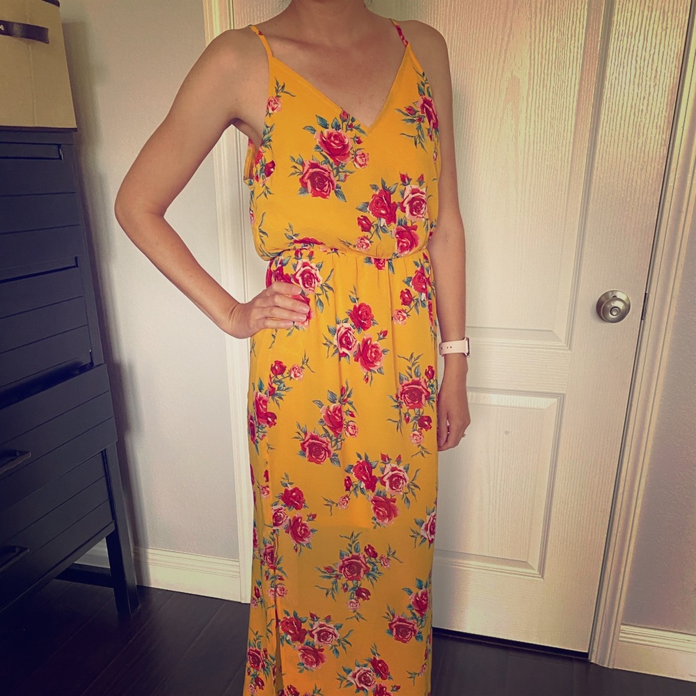 Maxi Yellow With Roses Patterns Open On The Aide - image 1